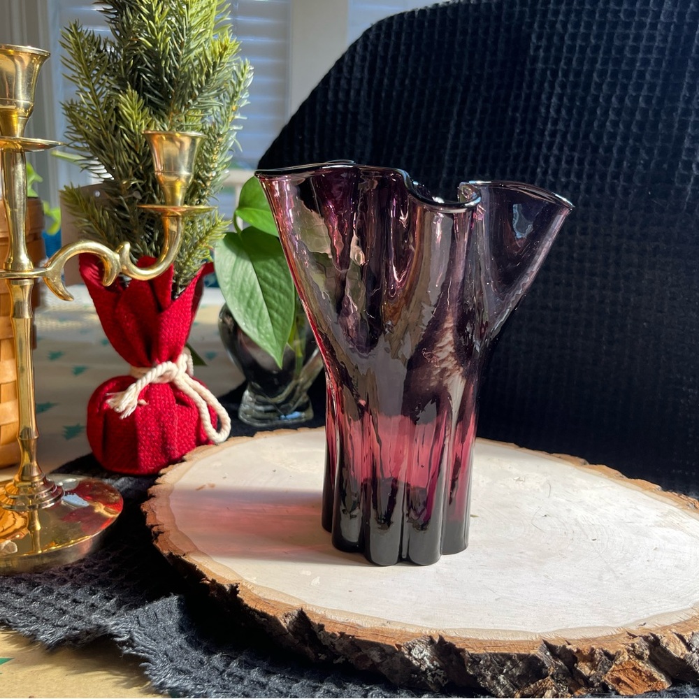 Purple amethyst hand blown ripple vase - Picture 4 of 5